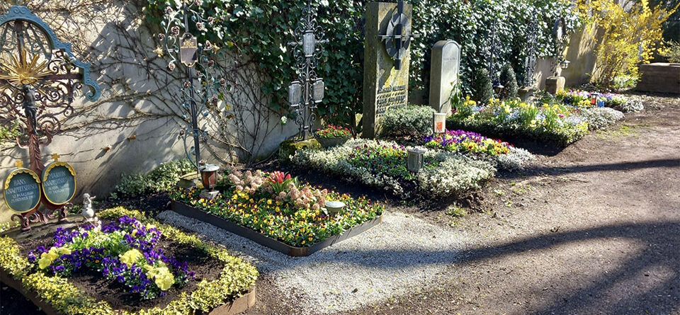 Gang um die Kirche St. Georg